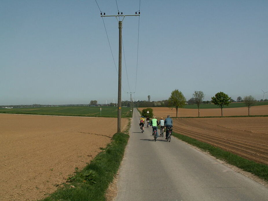 Weiter Blick im Feld von Hemmerden nach Busch