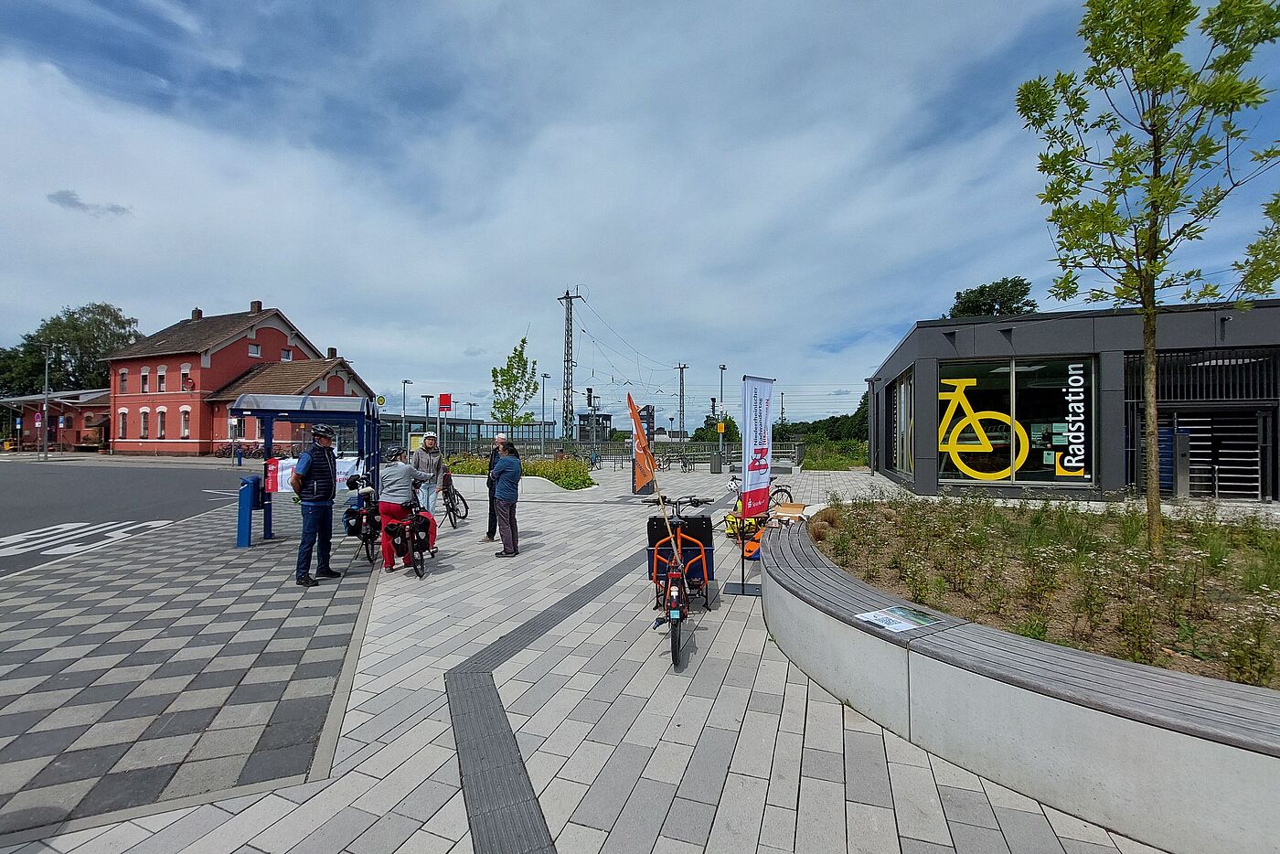 Der neu hergerichtete Rommerskirchener Bahnhof mit Radstation, Café und Ärztehaus zu einem Ziel für Radtouristen, Pendler und Anwohner geworden.