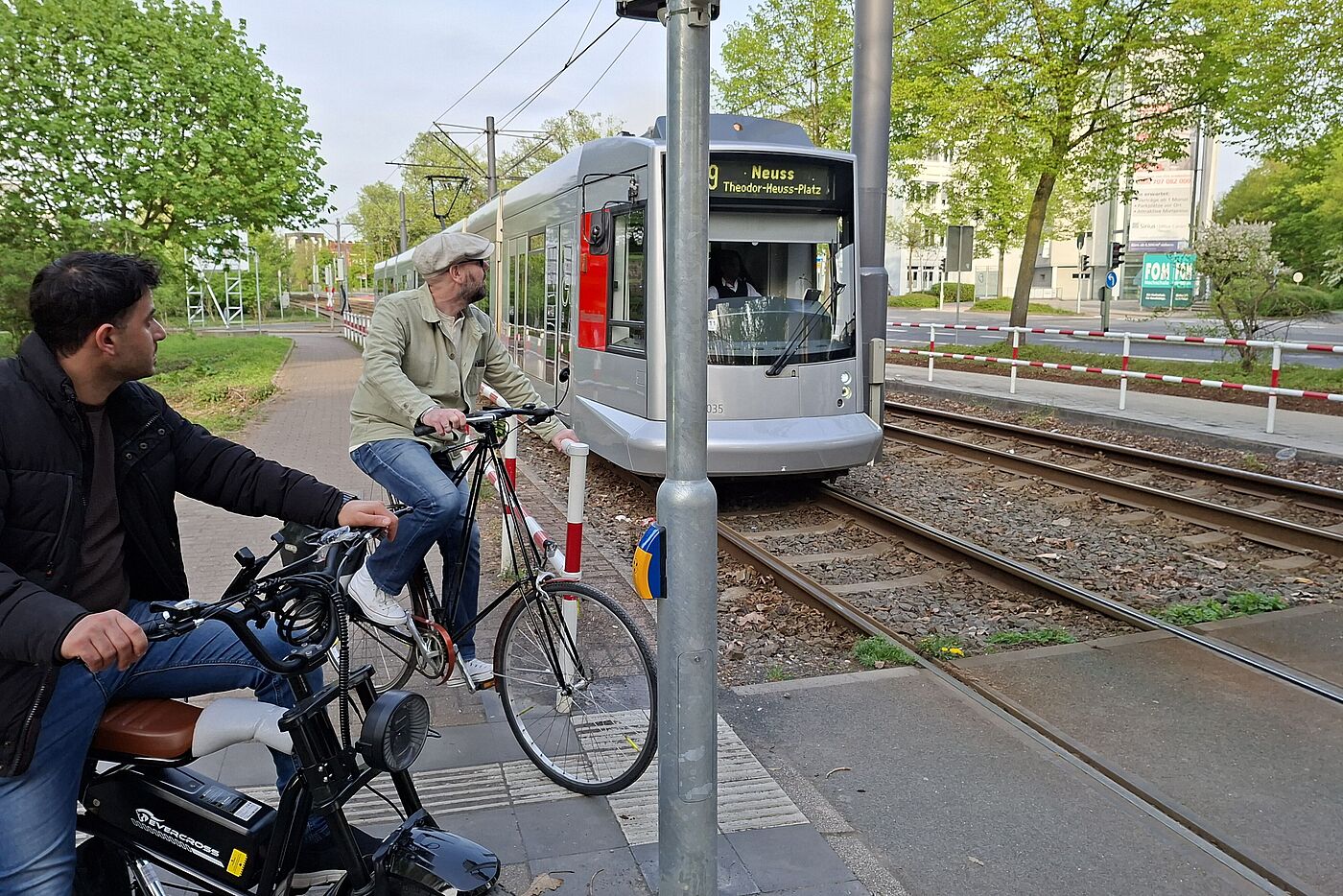 Eng und unübersichtlich: Die Querung der Straßenbahntrasse