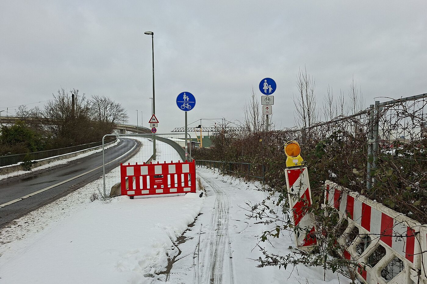 Düsseldorfer Straße: Auf der Hafenseite nur nachlässig oder gar nicht geräumt. Die Straße ist hier keine Alternative. Düsseldorfer Straße: Auf der Hafenseite nur nachlässig oder gar nicht geräumt. Die Straße ist hier keine Alternative.