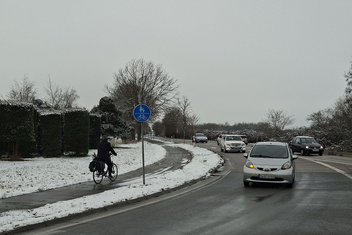 Landstraße Richtung Büttgen, wichtige Pendlerroute: Geräumt Landstraße Richtung Büttgen, wichtige Pendlerroute: Geräumt