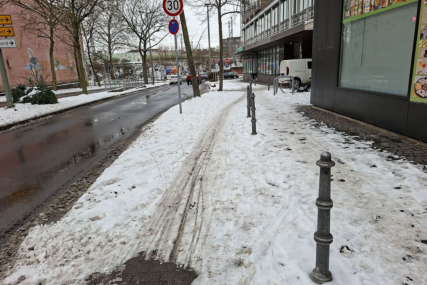 Adolf-Flecken-Straße: Dieser viel befahrene Radweg muss dringend geräumt und gestreut werden. Die Straße ist hier keine Alternative. Adolf-Flecken-Straße: Dieser viel befahrene Radweg muss dringend geräumt und gestreut werden. Die Straße ist hier keine Alternative.