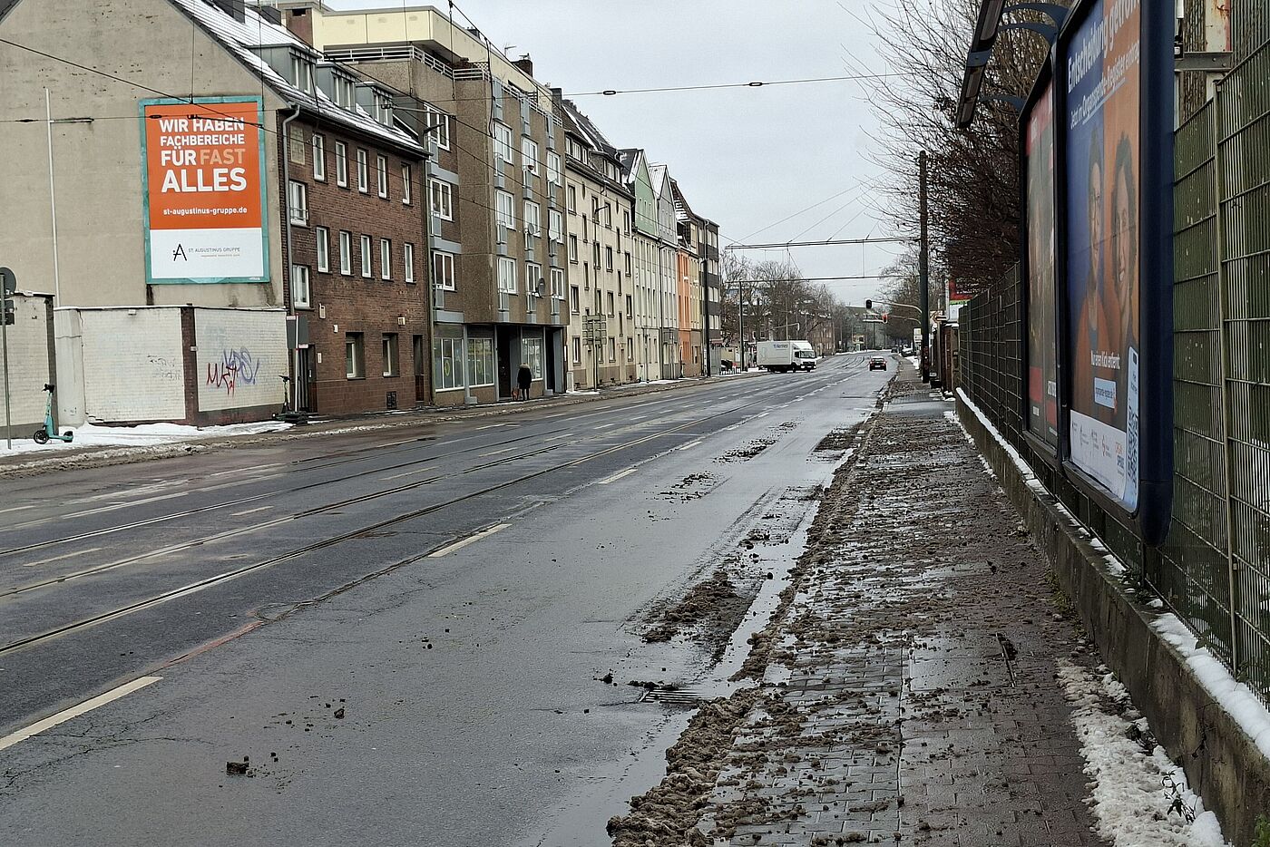 Düsseldorfer Straße: Auf der Hafenseite nur nachlässig oder gar nicht geräumt. Die Straße ist hier keine Alternative. Düsseldorfer Straße: Auf der Hafenseite nur nachlässig oder gar nicht geräumt. Die Straße ist hier keine Alternative.
