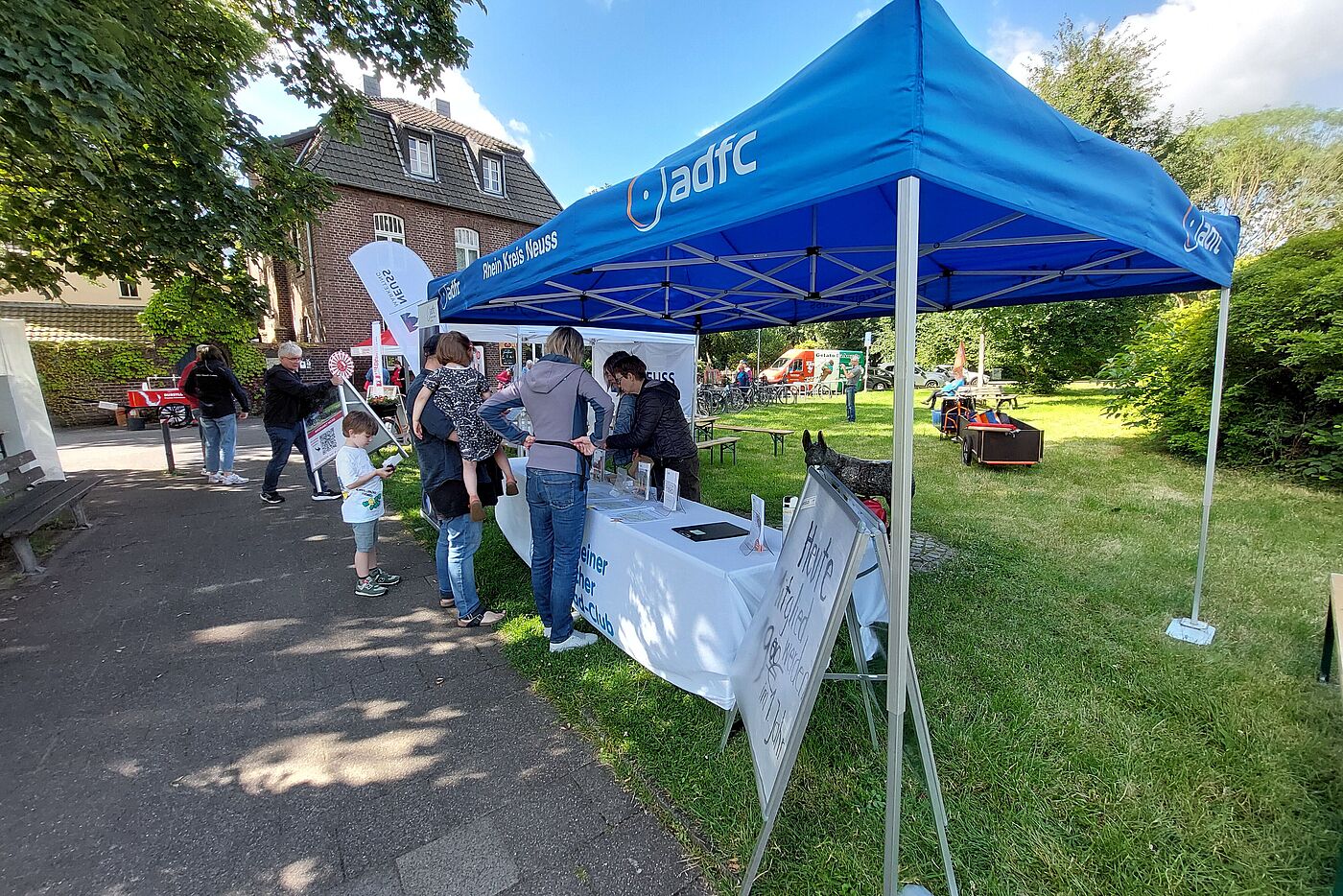 Beratung am Infostand des ADFC am Kinderbauernhof in Selikum