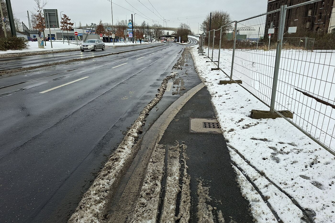 Düsseldorfer Straße: Auf der Hafenseite nur nachlässig oder gar nicht geräumt. Düsseldorfer Straße: Auf der Hafenseite nur nachlässig oder gar nicht geräumt.