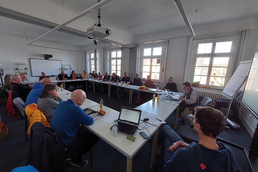 Gut gefüllter Versammlungsraum Gut gefüllter Versammlungsraum