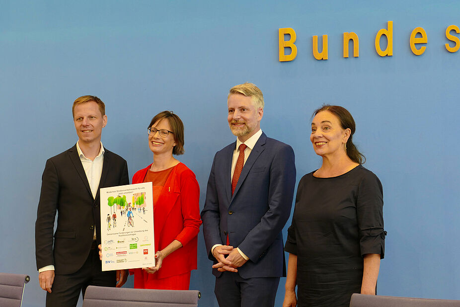 Gruppenfoto der Bundespressekonferenz vom 28. Juni 2022  Auf der Bundespressekonferenz vom 28. Juni 2022 (v.l.n.r.): DNR-Präsident Prof. Dr. Kai Niebert, ADFC-Bundesgeschäftsführerin Ann-Kathrin Schneider, Rechtsanwalt Dr. Roman Ringwald, VZBV-Teamleiterin Marion Jungbluth.