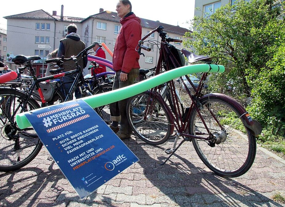 Poolnudelaktion ADFC Frankfurt Poolnudelaktion ADFC Frankfurt