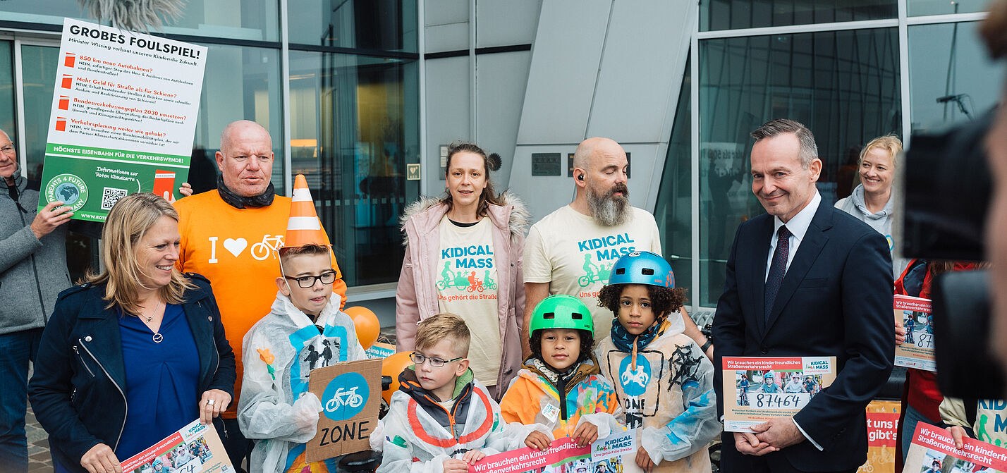 Petitionsübergabe am 13. Oktober 2022 für ein kinderfreundliches Straßenverkehrsgesetz an Bundesverkehrsminister Wissing Petitionsübergabe für ein kinderfreundliches Straßenverkehrsgesetz an Bundesverkehrsminister Wissing