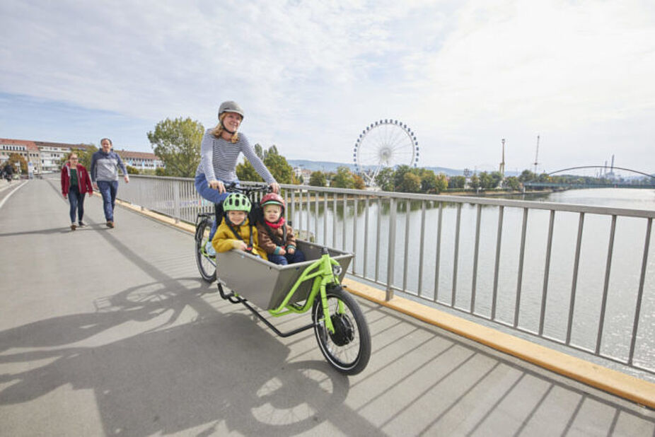 Familie auf Lastenrad (Radkutsche) Familie auf Lastenrad