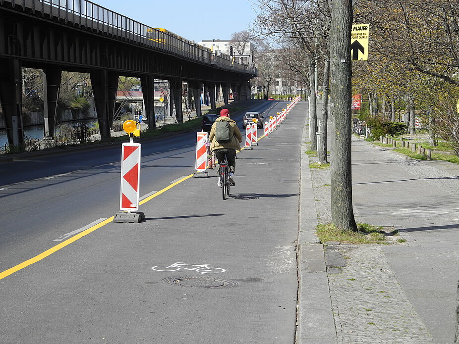Pop-up-Radweg in Berlin Um dem höheren Radverkehrsaufkommen in der Corona-Krise gerecht zu werden, wurde an einer vielbefahrenen Straße ohne Radweg eine Autospur in einen Radweg umgewandelt.